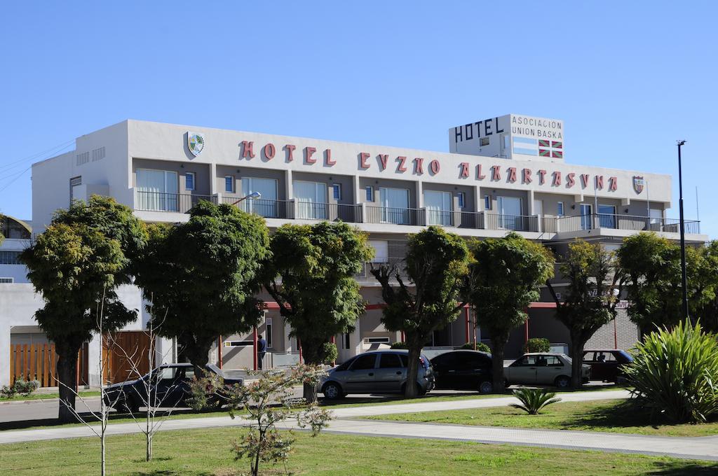 Hotel Euzko Alkartasuna Macachin  Exterior photo